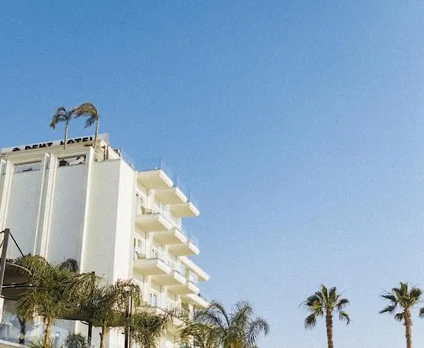 Beach hotel: Demi Hotel